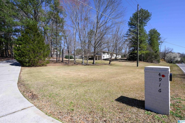 view of property's community featuring a yard