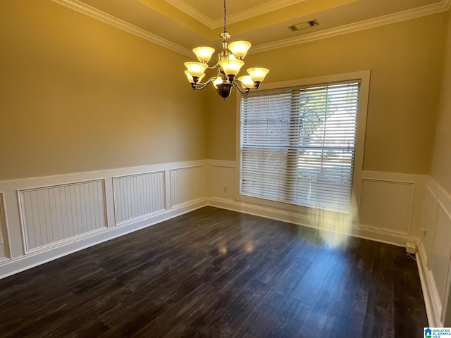 spare room with dark wood-style floors, visible vents, an inviting chandelier, crown molding, and a raised ceiling