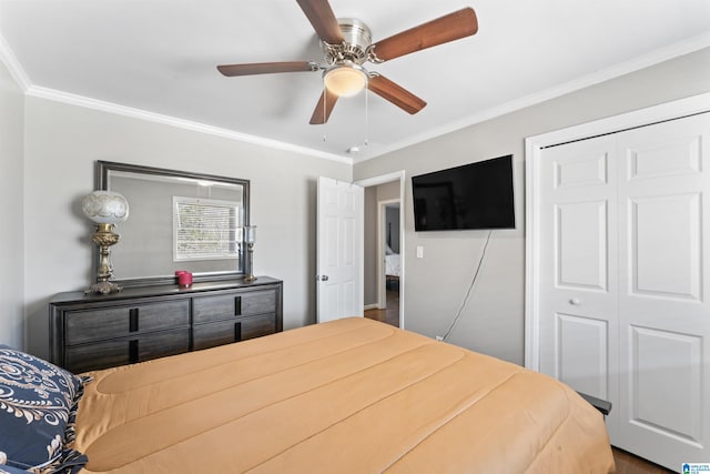 bedroom with a closet, a ceiling fan, and crown molding