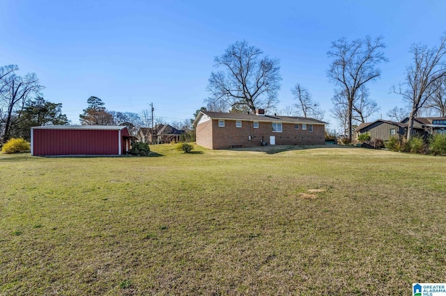 view of yard featuring an outbuilding