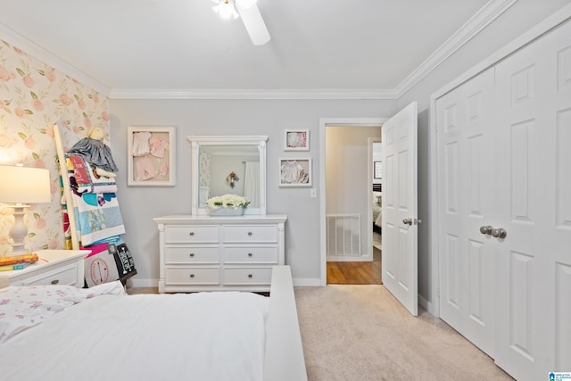 bedroom featuring visible vents, ornamental molding, a ceiling fan, baseboards, and light colored carpet