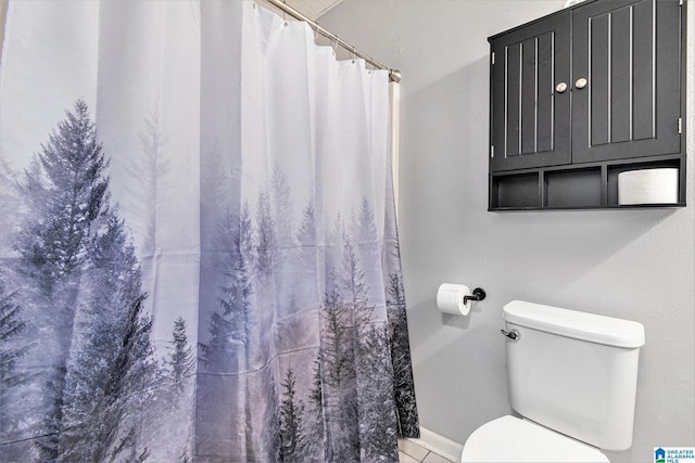 full bath with curtained shower, baseboards, and toilet