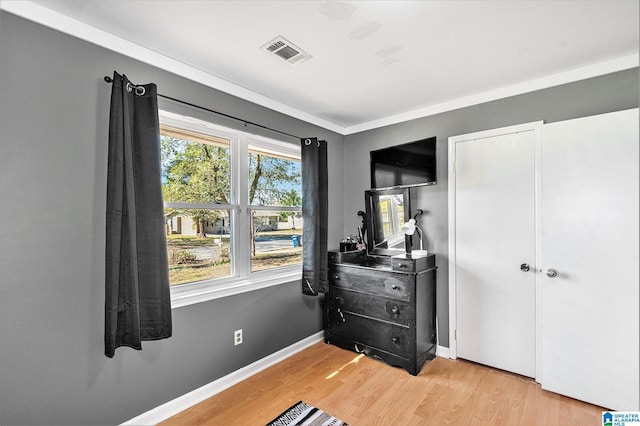 bedroom with visible vents, light wood-style flooring, and baseboards