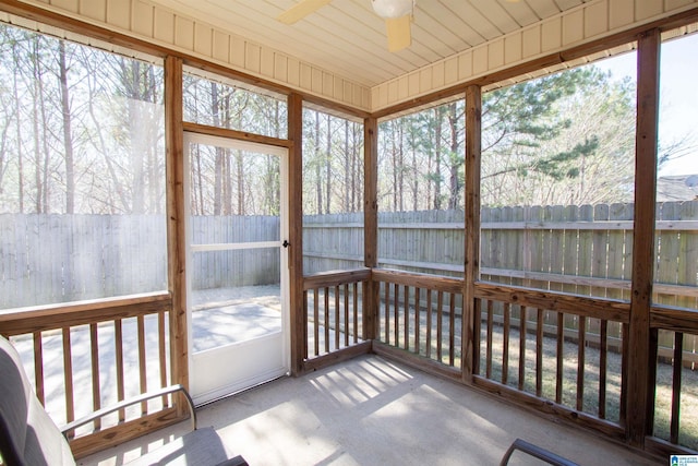 sunroom / solarium with ceiling fan