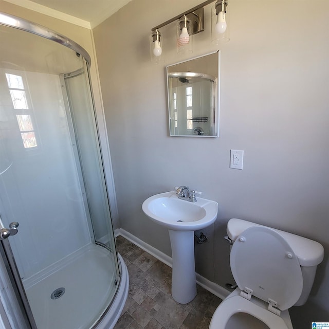 full bath featuring toilet, baseboards, and a stall shower