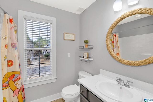 full bath with vanity, a shower with curtain, visible vents, baseboards, and toilet