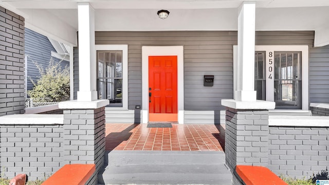 property entrance with covered porch