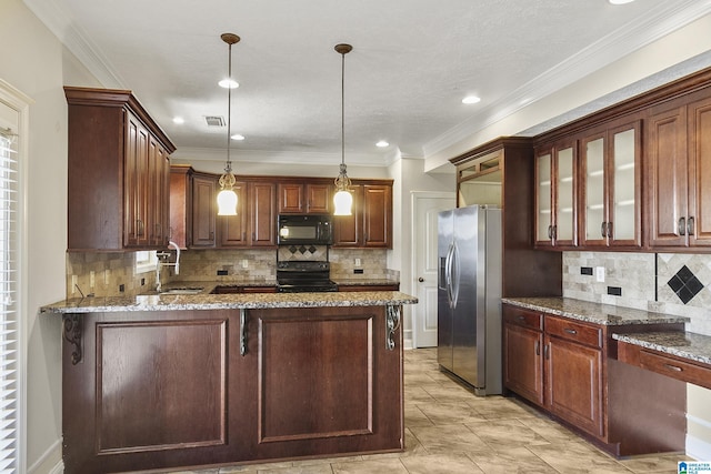 kitchen featuring visible vents, black appliances, a sink, a peninsula, and hanging light fixtures