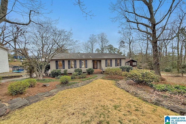 ranch-style house featuring a front lawn