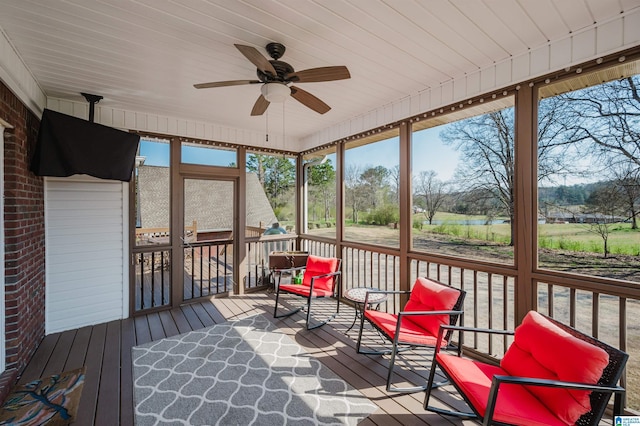 sunroom / solarium featuring a ceiling fan