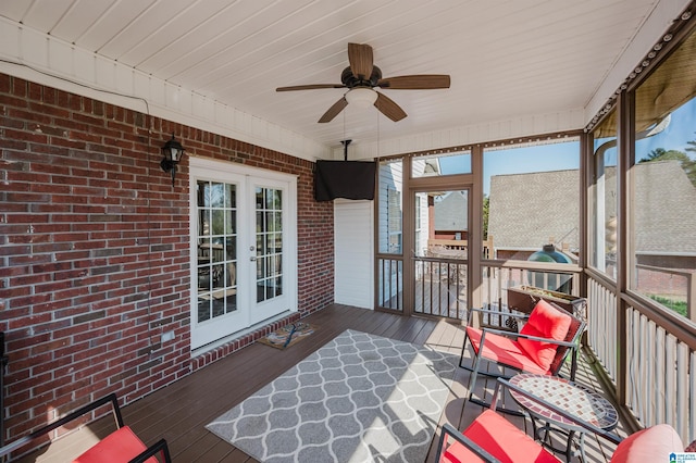 sunroom / solarium with a ceiling fan