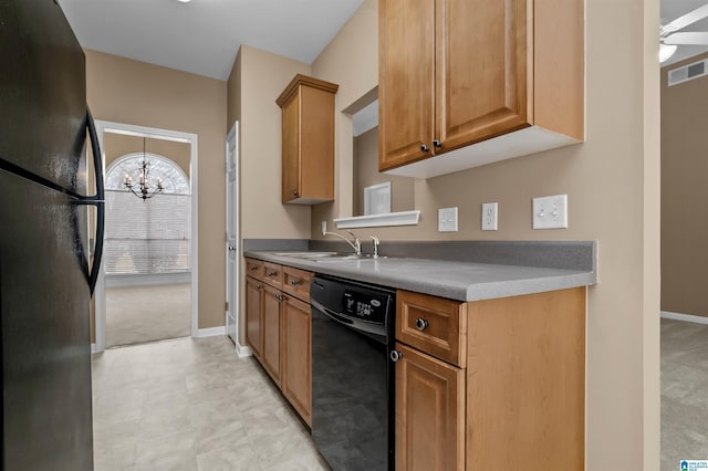 kitchen with visible vents, black appliances, a sink, baseboards, and a chandelier