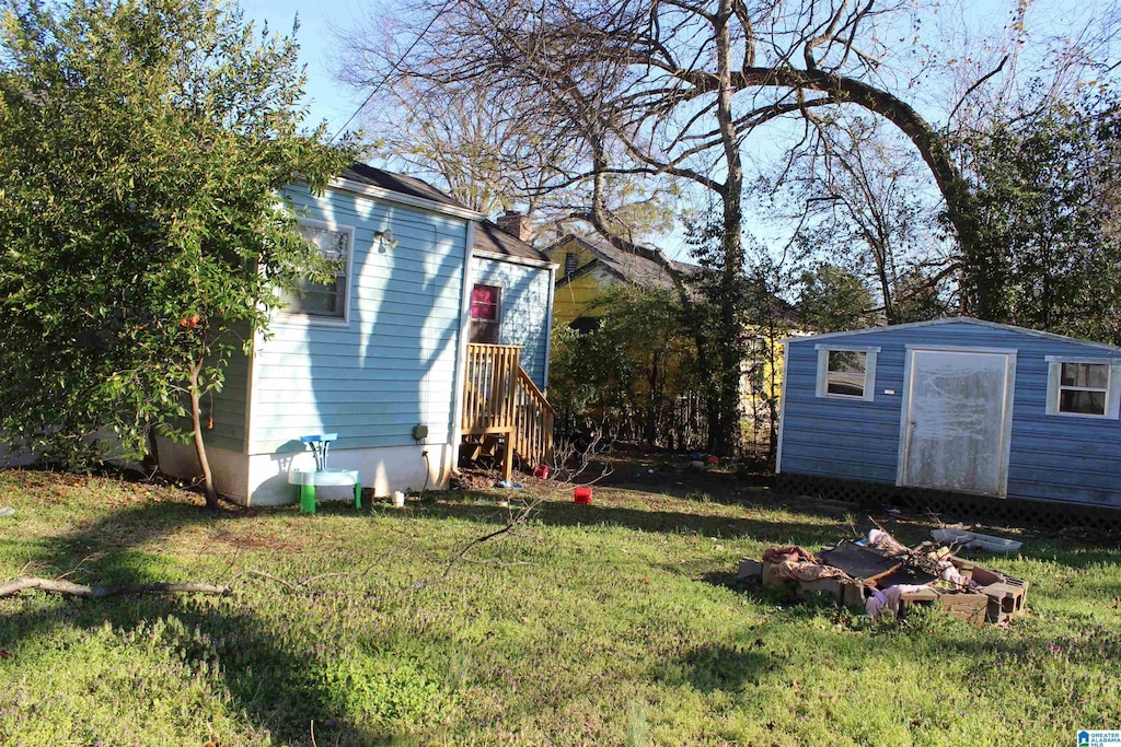 view of yard featuring a storage shed and an outdoor structure