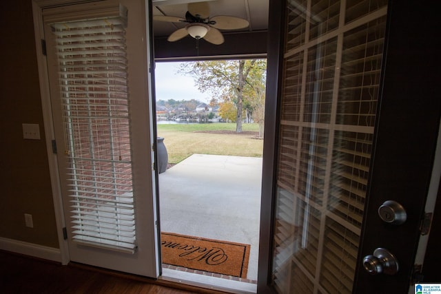 entryway featuring a ceiling fan