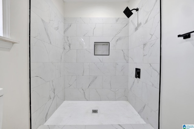 full bathroom featuring a tile shower