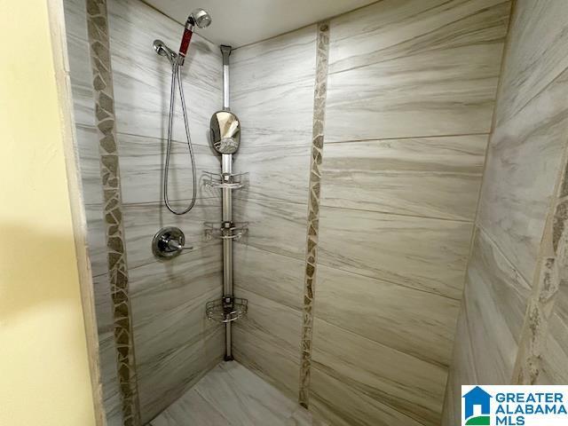 full bathroom featuring a tile shower