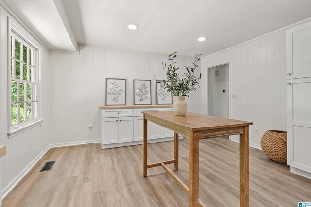 dining area featuring visible vents, recessed lighting, baseboards, and light wood-style floors