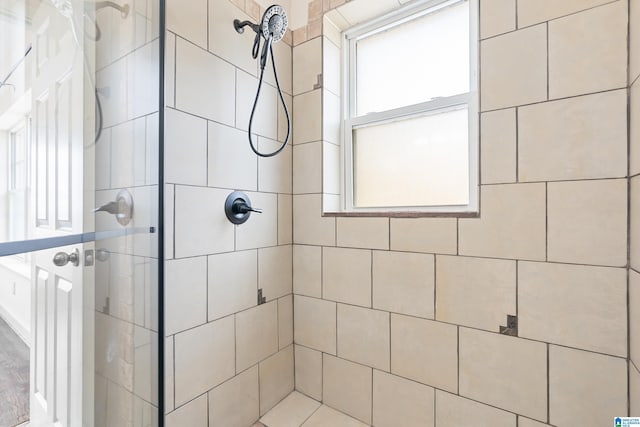 bathroom featuring a tile shower