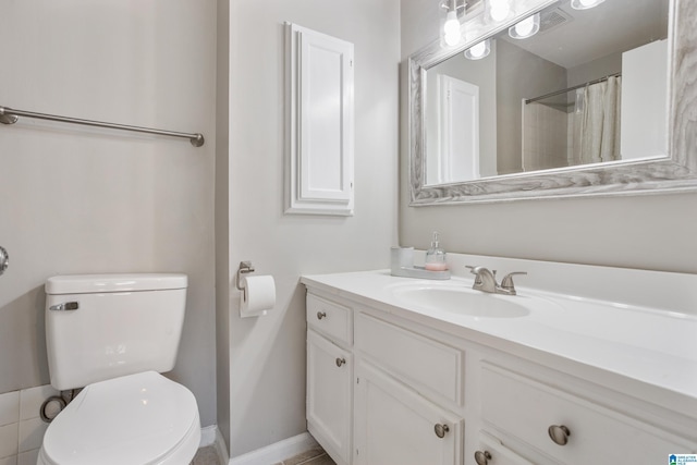 full bathroom with baseboards, toilet, vanity, and a shower with curtain