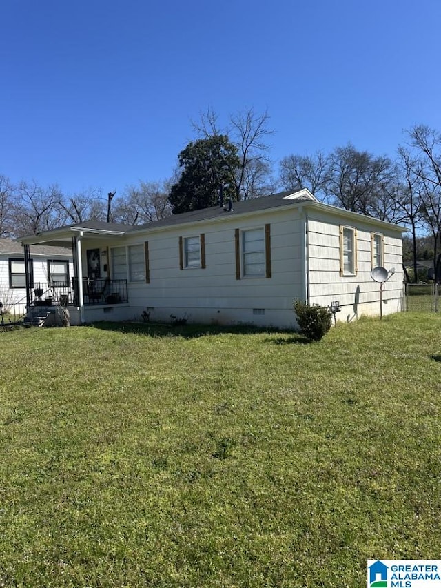 view of front of home featuring crawl space, covered porch, and a front yard