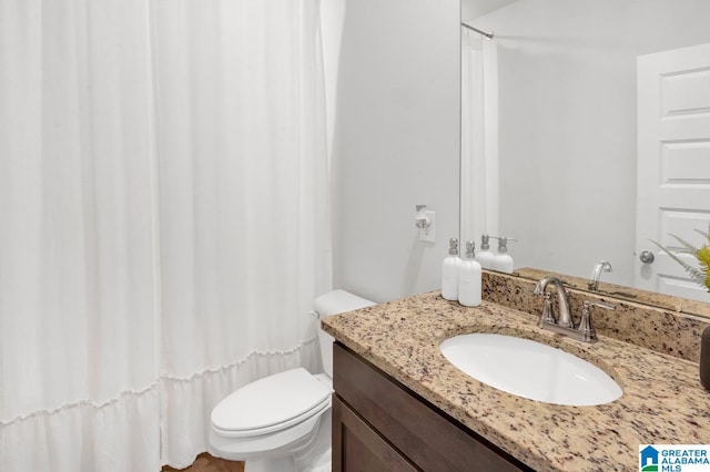 full bathroom with curtained shower, toilet, and vanity