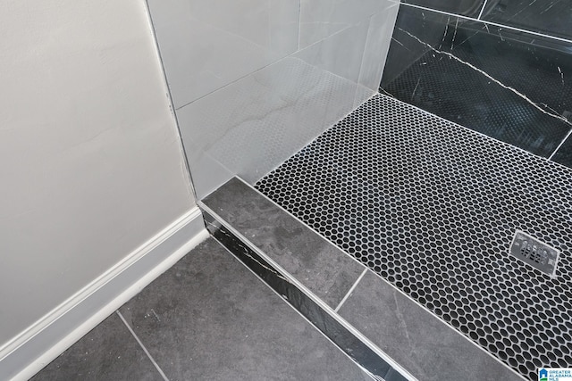 details with a tile shower