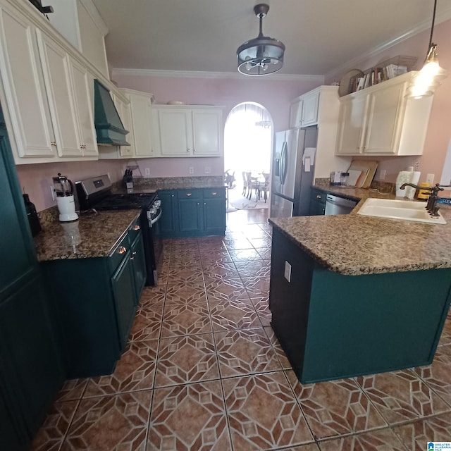 7459 15th Street Rd, Bessemer, AL 35023 - kitchen featuring a sink, stainless steel appliances, custom range hood, crown molding, and blue cabinets