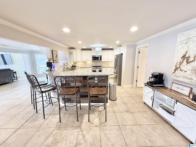 360 Frankies Rd, Vincent, AL 35178 - kitchen featuring a kitchen bar, crown molding, a sink, a peninsula, and appliances with stainless steel finishes