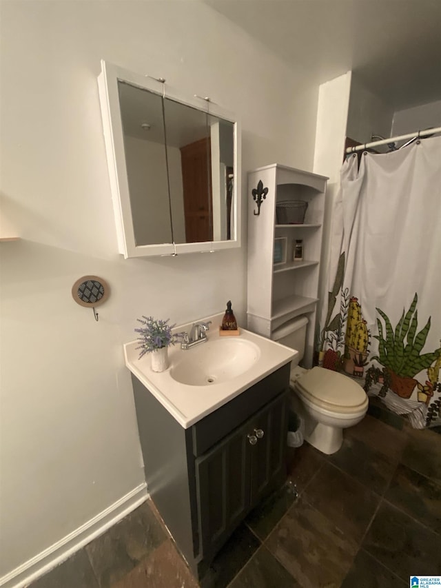 full bathroom with baseboards, curtained shower, toilet, and vanity