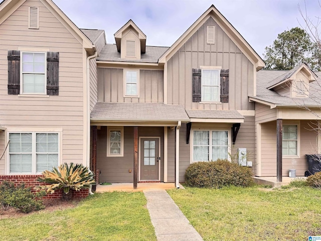 562 The Heights Ln, Calera, AL 35040 - townhome / multi-family property featuring board and batten siding and a front yard