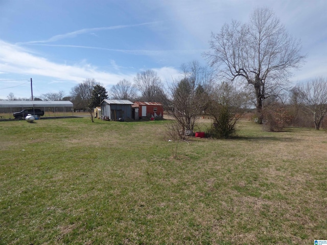 view of yard featuring an outdoor structure