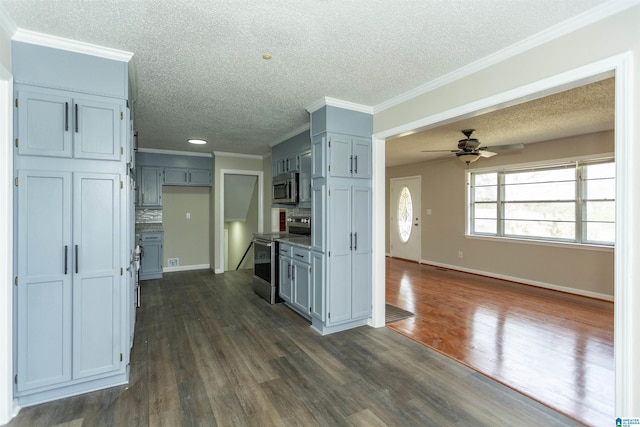 5400 Etta Dr, Mount Olive, AL 35117 - kitchen featuring crown molding, a textured ceiling, dark wood finished floors, stainless steel appliances, and ceiling fan
