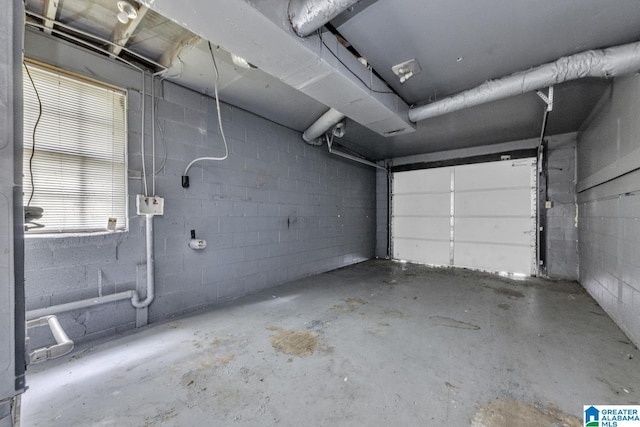 2610 Gaylon St, Birmingham, AL 35235 - garage with concrete block wall