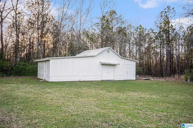 view of outdoor structure featuring an outbuilding