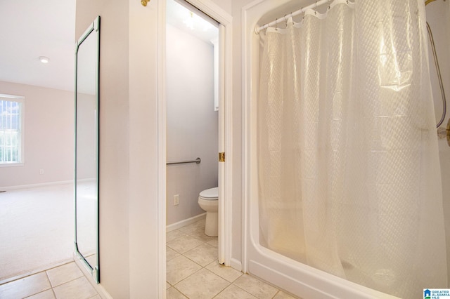 full bath featuring a shower with curtain, tile patterned floors, toilet, and baseboards