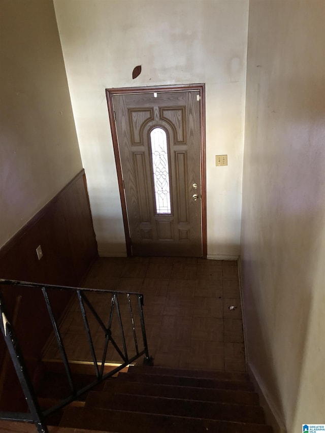 925 Ann St, Birmingham, AL 35228 - foyer with a wainscoted wall