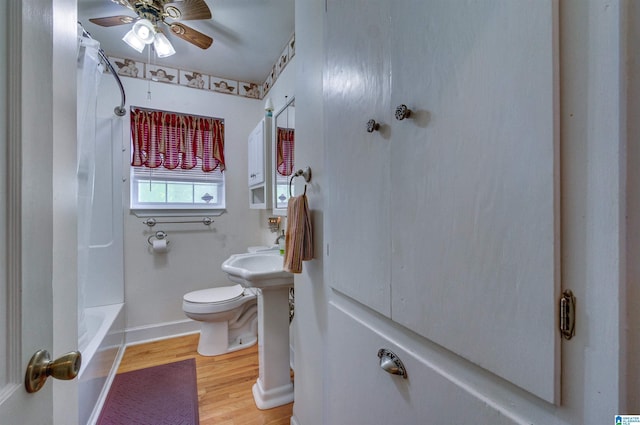 full bath with baseboards, wood finished floors, ceiling fan, and toilet