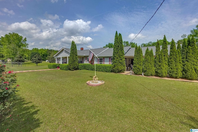 view of front of home featuring a front lawn