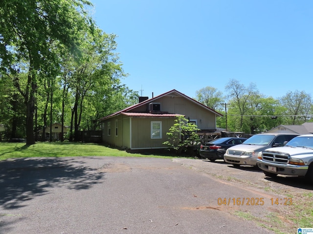 4255 Pulaski St, Birmingham, AL 35217 - view of front facade with a front yard and a chimney