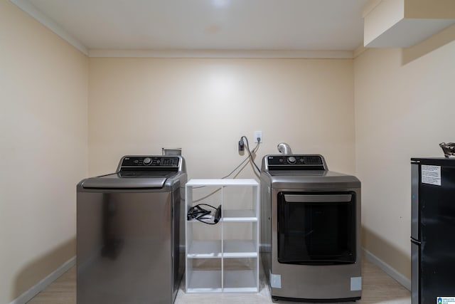 1324 W Navajo Dr, Alabaster, AL 35007 - laundry area featuring washing machine and clothes dryer, light wood finished floors, laundry area, and baseboards