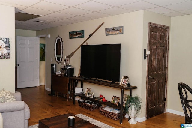 100 Edgewood Cir, Oneonta, AL 35121 - living area featuring baseboards, visible vents, wood finished floors, and a drop ceiling