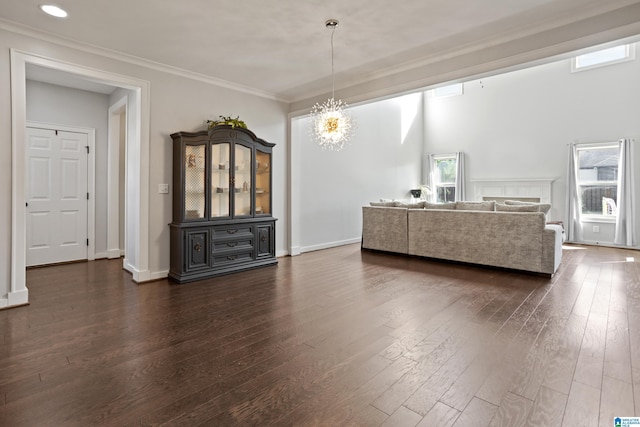 living area featuring an inviting chandelier, ornamental molding, recessed lighting, baseboards, and dark wood-style floors