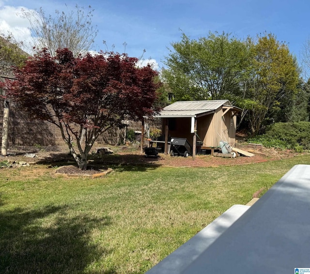 view of yard featuring an outbuilding