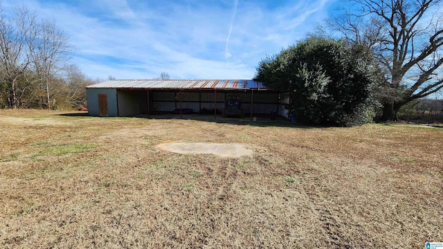 view of yard with an outbuilding