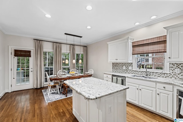5006 Aberdeen Way, Hoover, AL 35242 - kitchen with wood finished floors, a sink, crown molding, and a kitchen island