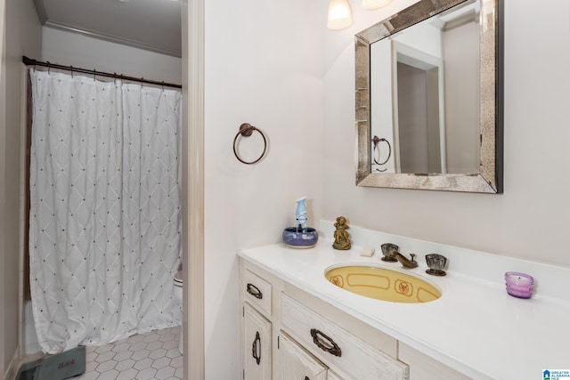 full bath with a shower with shower curtain, vanity, and toilet
