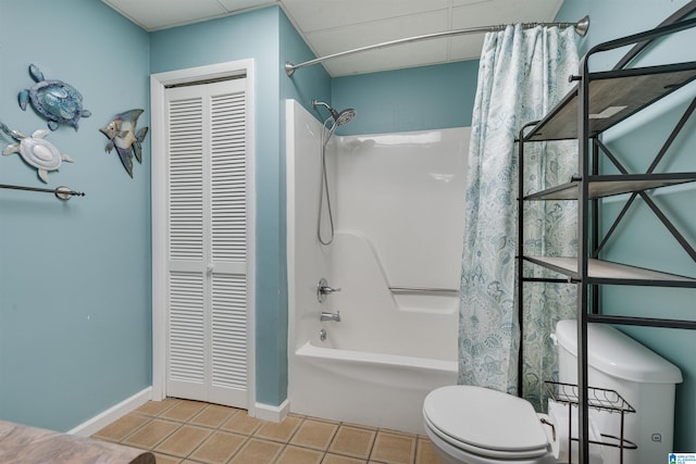 bathroom featuring a closet, baseboards, shower / bath combination with curtain, toilet, and tile patterned floors