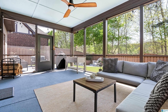 sunroom / solarium with outdoor lounge area and a ceiling fan