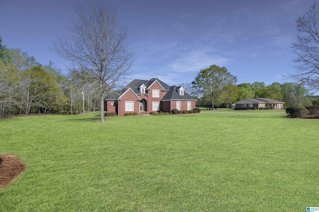 view of front of property featuring a front lawn