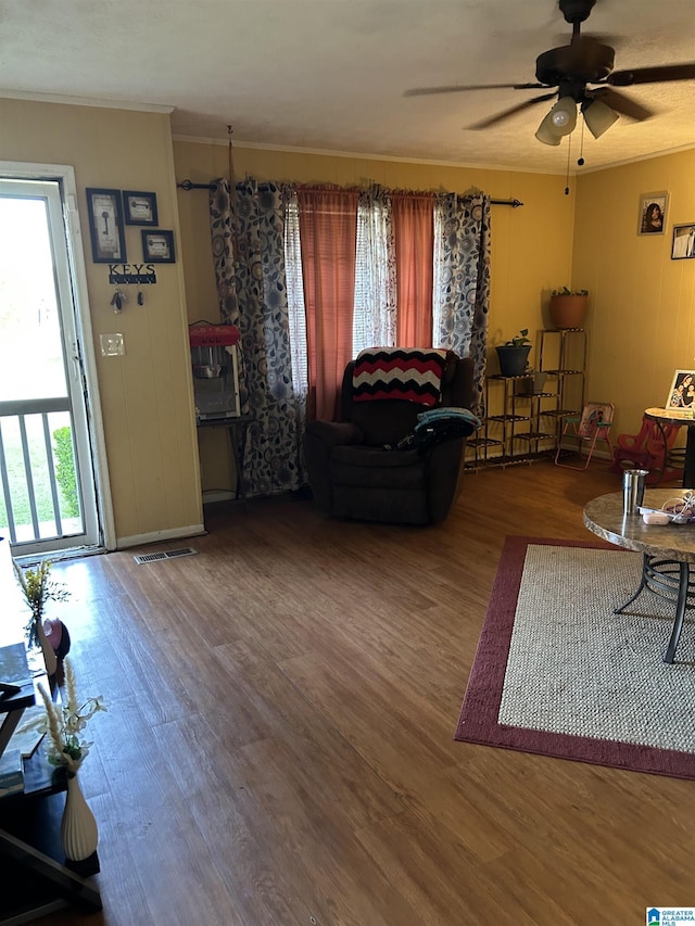 385 Cloverdale Dr, Sylacauga, AL 35150 - living area featuring crown molding, visible vents, a ceiling fan, and wood finished floors